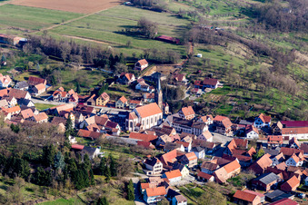Vue aérienne de Bâtiment d'église au centre du village à Ettendorf dans le département Bas Rhin, France