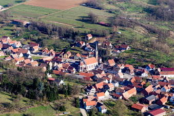 Vue aérienne de Bâtiment d'église au centre du village à Ettendorf dans le département Bas Rhin, France