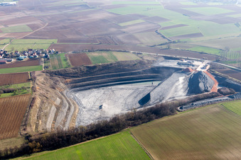 Vue aérienne de Terrain et zones de morts-terrains de la mine de gravier à ciel ouvert à Lixhausen dans le département Bas Rhin, France