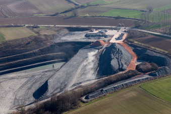 Photographie aérienne de Terrain et zones de morts-terrains de la mine de gravier à ciel ouvert à Lixhausen dans le département Bas Rhin, France