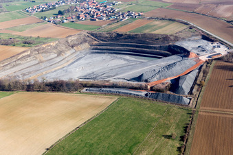 Terrain et zones de morts-terrains de la mine de gravier à ciel ouvert à Lixhausen dans le département Bas Rhin, France d'en haut