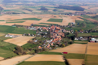 Vue aérienne de Wickersheim-Wilshausen dans le département Bas Rhin, France