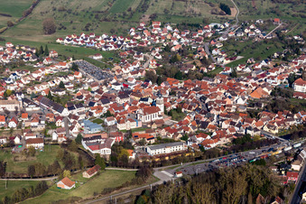 Vue aérienne de Vue sur le village à Dettwiller dans le département Bas Rhin, France