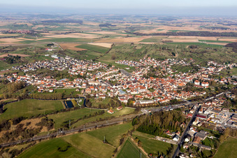 Vue aérienne de Vue sur le village à Dettwiller dans le département Bas Rhin, France