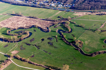 Vue aérienne de Courbe sinueuse et sinueuse d'un ruisseau - Rivière Zorn à Hochfelden dans le département Bas Rhin, France