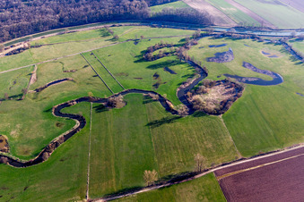 Vue aérienne de Courbe sinueuse et sinueuse d'un ruisseau - Rivière Zorn à Hochfelden dans le département Bas Rhin, France