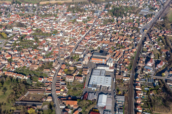 Vue aérienne de Vue des rues et des maisons dans les quartiers résidentiels à Hochfelden dans le département Bas Rhin, France