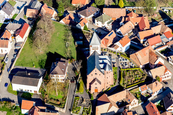 Vue aérienne de Église et cimetière de l'Église protestante luthérienne au centre du village à Schwindratzheim dans le département Bas Rhin, France