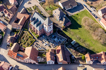 Vue aérienne de Église et cimetière de l'Église protestante luthérienne au centre du village à Schwindratzheim dans le département Bas Rhin, France