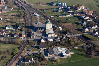 Vue aérienne de Tracé du croisement ferroviaire des réseaux ferrés et ferroviaires de la SNCF à Mommenheim dans le département Bas Rhin, France