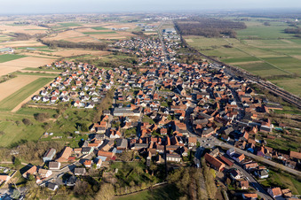 Vue aérienne de Vue sur le village à Mommenheim dans le département Bas Rhin, France
