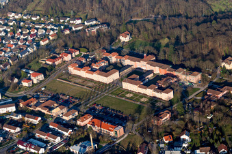 Vue aérienne de Administration municipale d'Illenaueer Arkaden à le quartier Oberachern in Achern dans le département Bade-Wurtemberg, Allemagne