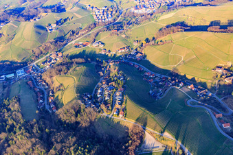 Vue aérienne de Am Ruttersrain, un quartier entre les vignobles badois à le quartier Büchelbach in Sasbachwalden dans le département Bade-Wurtemberg, Allemagne
