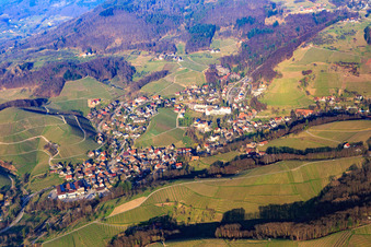 Vue aérienne de Vue du village entre les vignobles de Bade depuis l'ouest avec le centre pour personnes âgées Am Werth à Sasbachwalden dans le département Bade-Wurtemberg, Allemagne