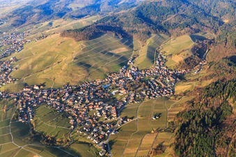 Vue aérienne de Vue de la ville entre les vignobles de Bade depuis le sud à le quartier Neuweier in Baden-Baden dans le département Bade-Wurtemberg, Allemagne