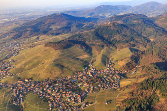Photographie aérienne de Vue de la ville entre les vignobles de Bade depuis le sud à le quartier Neuweier in Baden-Baden dans le département Bade-Wurtemberg, Allemagne
