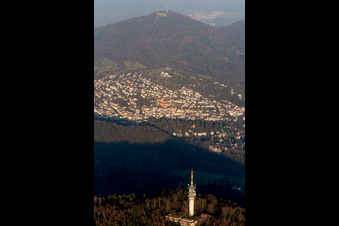 Vue aérienne de Tour de Fremersberg, mât de transmission à Baden-Baden dans le département Bade-Wurtemberg, Allemagne