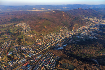 Vue aérienne de Vue de la ville dans l'Oostal depuis l'ouest à le quartier Oos in Baden-Baden dans le département Bade-Wurtemberg, Allemagne