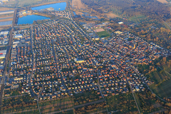 Vue aérienne de Vue d'ensemble de la ville depuis le sud-ouest en face de Kaltenbachsee à Muggensturm dans le département Bade-Wurtemberg, Allemagne