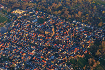 Vue aérienne de Vue de la ville avec l'église catholique de Marie Reine des Anges et la maison de retraite Sibylla à Muggensturm dans le département Bade-Wurtemberg, Allemagne