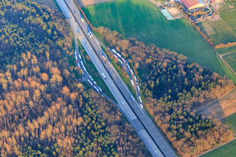 Vue aérienne de Aire de repos de l'autoroute Schleifweg sur l'A5 à Bietigheim dans le département Bade-Wurtemberg, Allemagne