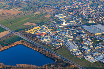 Vue aérienne de Zone industrielle de Maslch Sud avec Xella Deutschland GmbH, Logistikzentrum Karlsruhe GmbH, Seifert Logistics Group et DPDDE à le quartier Neumalsch in Malsch dans le département Bade-Wurtemberg, Allemagne