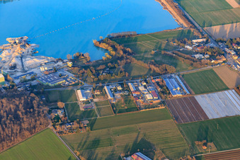 Vue aérienne de Gravière Malsch-Neumalsch avec peterbeton Rudolf Peter GmbH & Co. KG Malsch et Ulli's Monteur Pension à le quartier Neumalsch in Malsch dans le département Bade-Wurtemberg, Allemagne