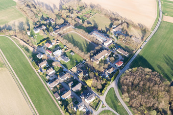 Vue aérienne de Piste de trot et ancienne caserne militaire Camp de la Cité des Cadres à Oberrœdern dans le département Bas Rhin, France