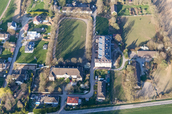 Vue aérienne de Piste de trot et ancienne caserne militaire Camp de la Cité des Cadres à Oberrœdern dans le département Bas Rhin, France