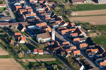 Vue aérienne de Bâtiment d'église au centre du village à Oberrœdern dans le département Bas Rhin, France