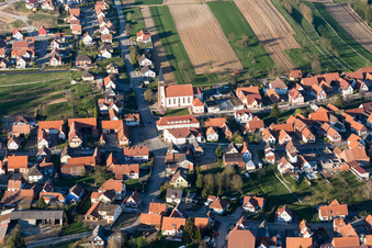 Vue aérienne de Bâtiment d'église au centre du village à Aschbach dans le département Bas Rhin, France
