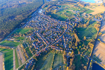 Vue aérienne de Vue du village depuis le sud à Berg dans le département Rhénanie-Palatinat, Allemagne