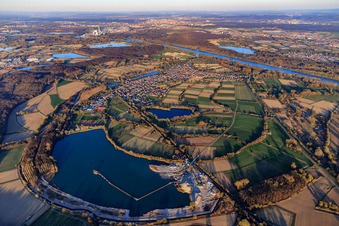 Vue aérienne de Vue du village sur le Rhin depuis le sud à Neuburg am Rhein dans le département Rhénanie-Palatinat, Allemagne