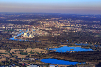 Vue aérienne de Ports rhénans de Karlsruhe de l'autre côté du Rhin avec EnBW Energie Baden-Württemberg AG, centrale à vapeur du port rhénan Karlsruhe à le quartier Daxlanden in Karlsruhe dans le département Bade-Wurtemberg, Allemagne