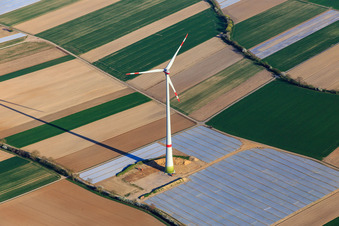 Vue aérienne de Éolienne achevée du parc éolien de Hatzenbühler à Hatzenbühl dans le département Rhénanie-Palatinat, Allemagne