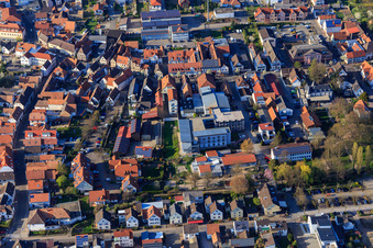 Vue aérienne de École primaire d'Herxheim et salle des fêtes Elmar Weiller Herxheim à Herxheim bei Landau dans le département Rhénanie-Palatinat, Allemagne