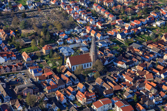 Vue aérienne de Église catholique Sainte-Marie-Assomption avec tour échafaudée à Herxheim bei Landau dans le département Rhénanie-Palatinat, Allemagne