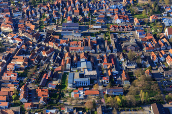Vue aérienne de Rue Richard-Flick avec la garderie St. Josef à Herxheim bei Landau dans le département Rhénanie-Palatinat, Allemagne