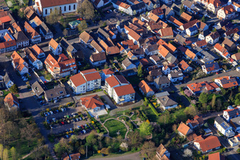 Vue aérienne de Maison de la Rencontre Herxheim au vieux Klingbach à Herxheim bei Landau dans le département Rhénanie-Palatinat, Allemagne