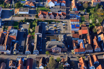 Vue aérienne de Upper Main Street avec la mairie de Herxheim et le Herxheim Family Office à Herxheim bei Landau dans le département Rhénanie-Palatinat, Allemagne