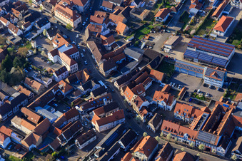Vue aérienne de Upper Main Street avec l'association Herxheim et les services publics municipaux et la succursale VR Bank Südliche Weinstraße-Wasgau eG Herxheim à Herxheim bei Landau dans le département Rhénanie-Palatinat, Allemagne