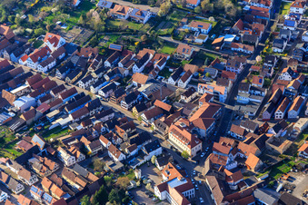 Vue aérienne de Upper Main Street x Oberhohlstr à Herxheim bei Landau dans le département Rhénanie-Palatinat, Allemagne
