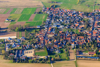 Vue aérienne de Vue du village depuis le sud à Knittelsheim dans le département Rhénanie-Palatinat, Allemagne