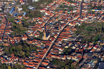 Vue aérienne de Vue d'ensemble de la ville avec la rue principale depuis le sud-ouest à Bellheim dans le département Rhénanie-Palatinat, Allemagne