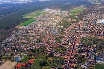 Vue aérienne de Vue d'ensemble de la ville depuis l'ouest à Bellheim dans le département Rhénanie-Palatinat, Allemagne