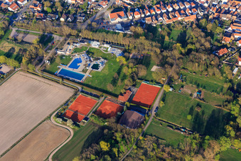 Vue aérienne de Parc aquatique Bellheim près des courts de tennis et de la salle de tennis Bellheim du Tennis-Club Grün Weiss Bellheim eV à Bellheim dans le département Rhénanie-Palatinat, Allemagne