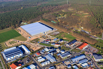 Zone industrielle de Waldstückerring avec chantier de construction du hall logistique pour Continental Reifen GmbH et FIEGE Logistik à Bellheim dans le département Rhénanie-Palatinat, Allemagne hors des airs