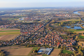 Vue aérienne de Vue d'ensemble de la ville depuis le sud à le quartier Sondernheim in Germersheim dans le département Rhénanie-Palatinat, Allemagne