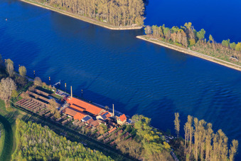 Vue aérienne de Musée de la briqueterie de Sondernheim sur le barrage du Rhin à Germersheim dans le département Rhénanie-Palatinat, Allemagne
