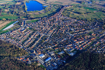 Vue aérienne de Vue d'ensemble de la ville depuis le nord à Jockgrim dans le département Rhénanie-Palatinat, Allemagne